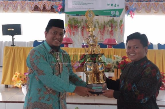 Gambar Berkunjung ke Lokasi KKN, Dekan FST Serahkan Piala Bergilir FAS